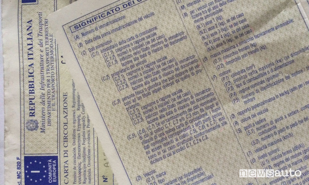 carta di circolazione auto su cui sono annotati i pneumatici