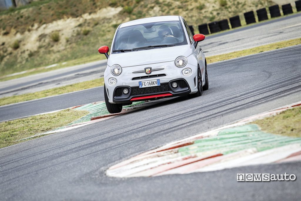 Abarth 595 Competizione vista frontale in pista