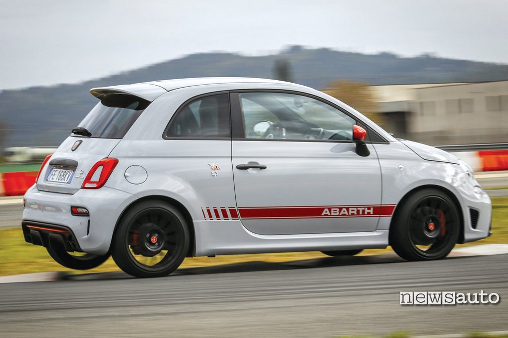 Abarth 595 Competizione vista laterale in pista
