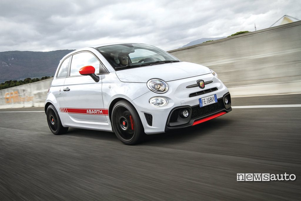 Abarth 595 Competizione vista frontale in pista