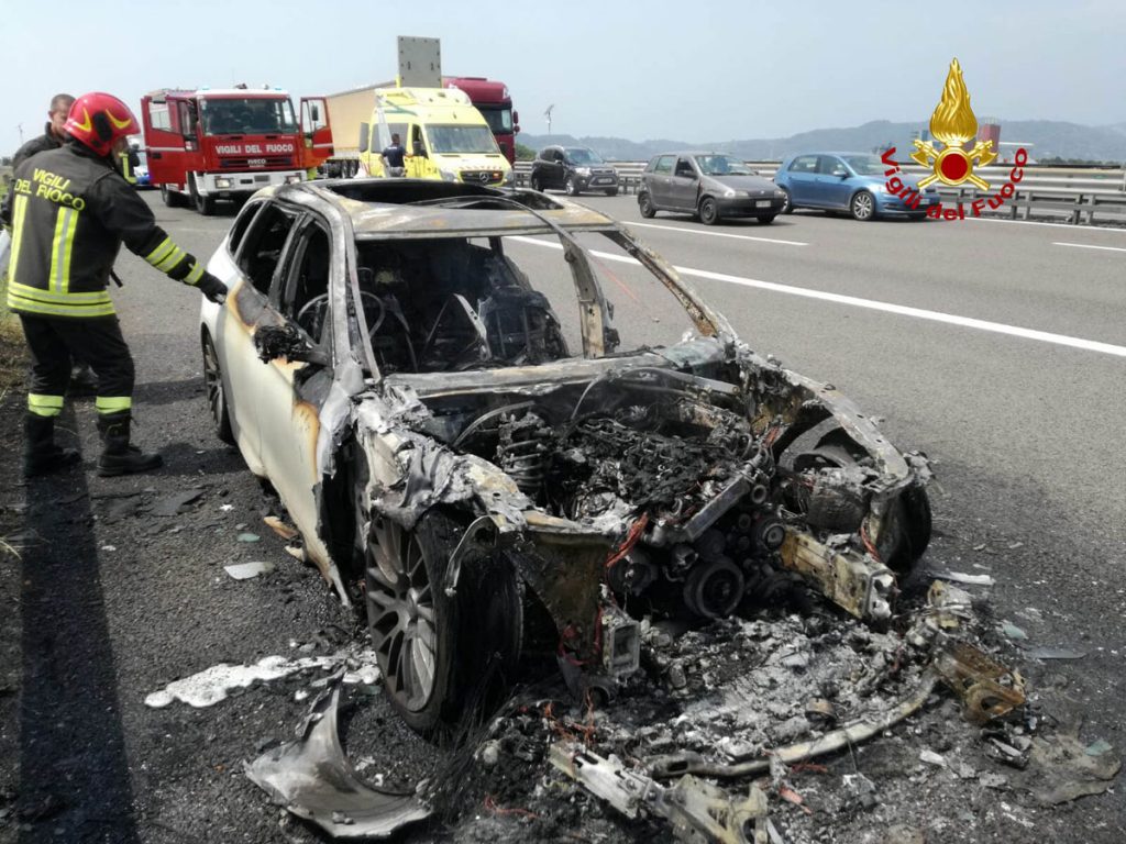 Una BMW con motore termico andata a fuoco e completamente distrutta