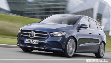 Nuova Mercedes Classe B 2019 blue, vista di profilo