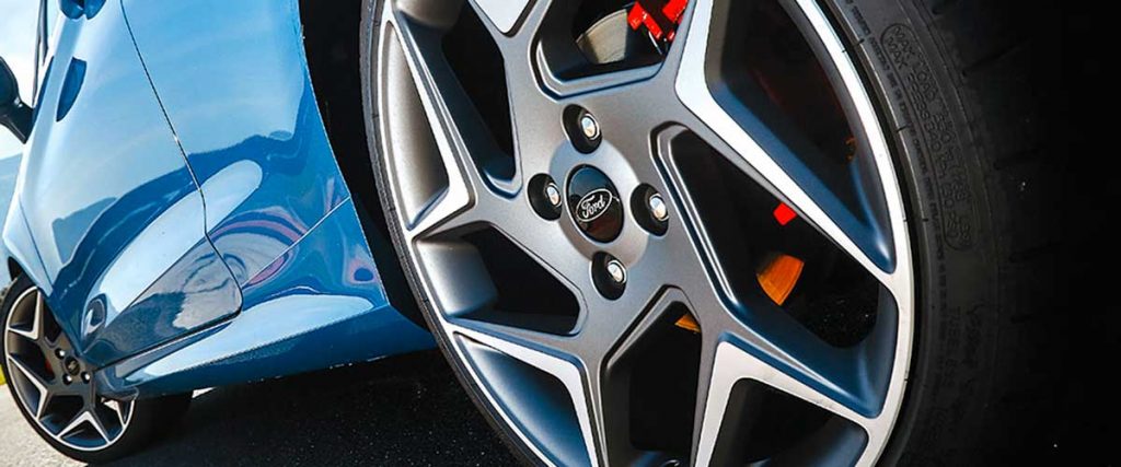 I pneumatici larghi donano un aspetto più aggressivo e sportivo ad un'auto