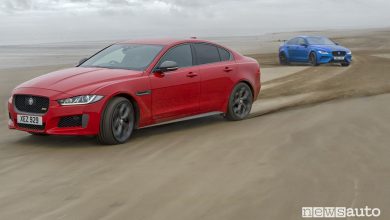 Jaguar XE 300 Sport e XE SV Project 8 doppia elica sulla spiaggia