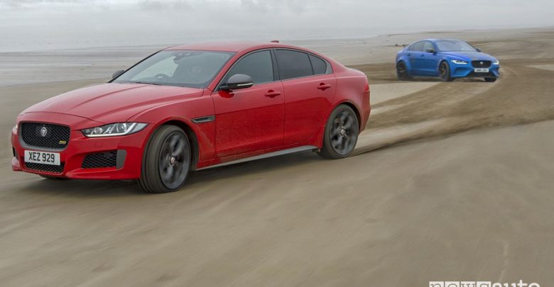 Jaguar XE 300 Sport e XE SV Project 8 doppia elica sulla spiaggia