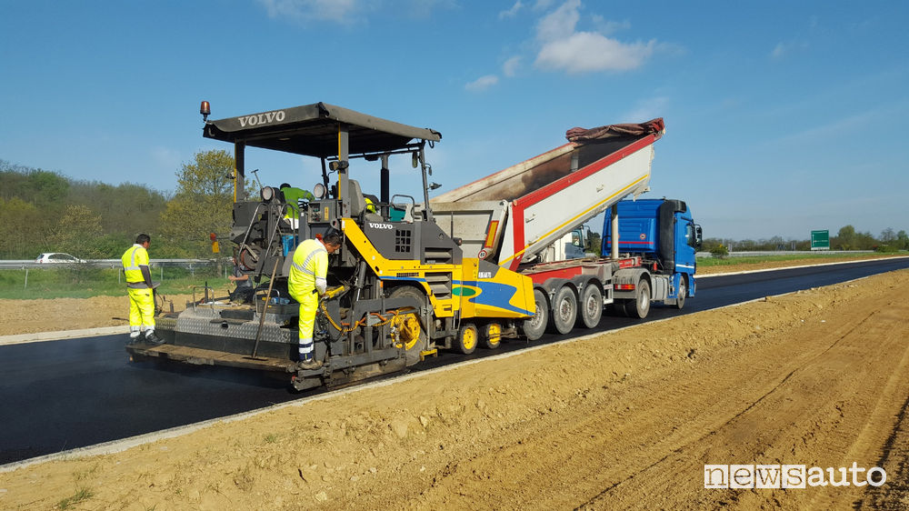 Manutenzione strade asfalto strade macchinario per asfaltare con camion