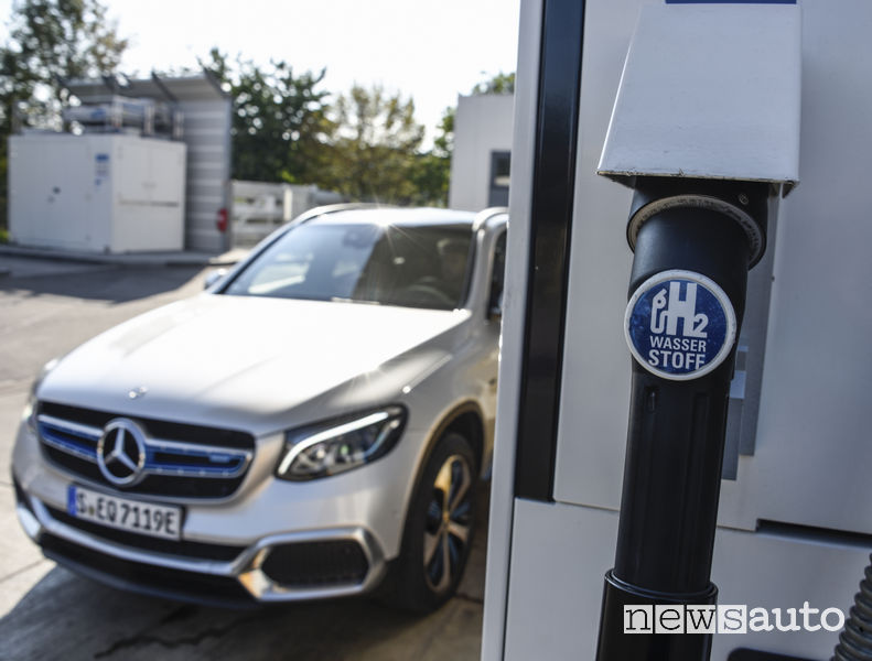 Mercedes-Benz GLC F-Cell, ricarica idrogeno
