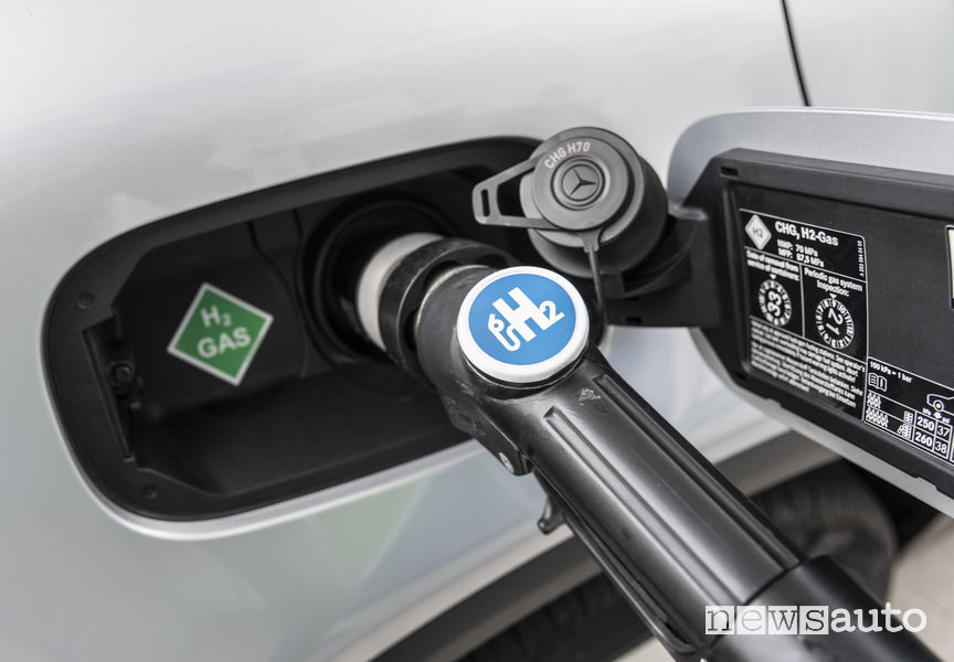 Mercedes-Benz GLC F-Cell, ricarica idrogeno