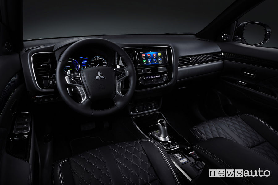 Mitsubishi_Outlander PHEV 2019, plancia strumenti