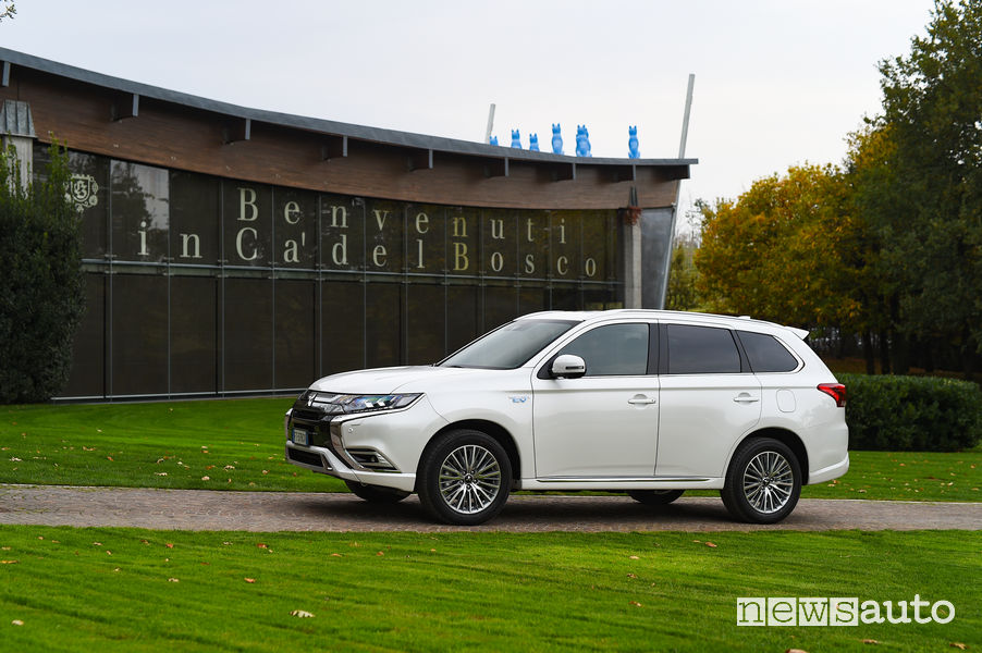 Mitsubishi_Outlander PHEV 2019, vista laterale