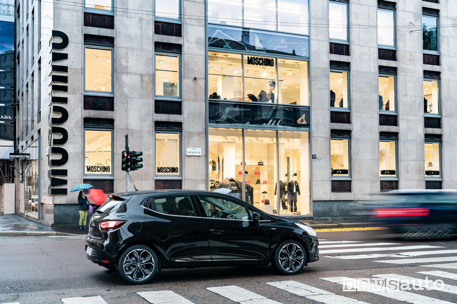 Renault_Clio Moschino, davanti al negozio Moschino di Milano