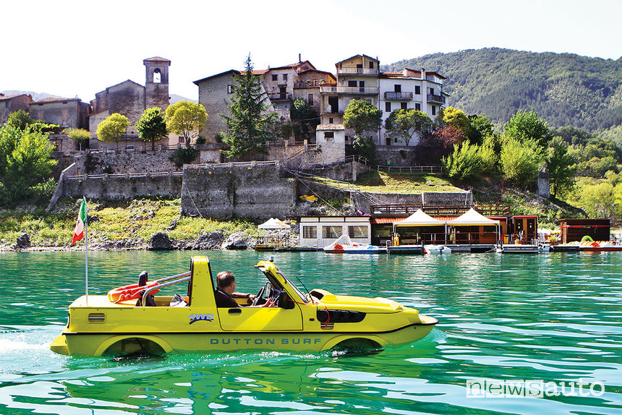 Suzuki Jimny Dutton Surf 4x4 anfibio in navigazione nel Lago del Turano (RI)