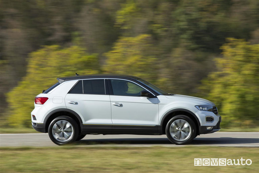 Volkswagen T-Roc TDI bianca, vista laterale