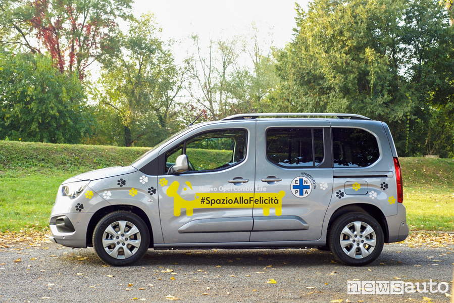 Auto ideale per per cani è l'Opel Combo Life che ha accessi facilitati per gli amici a 4 zampe. 