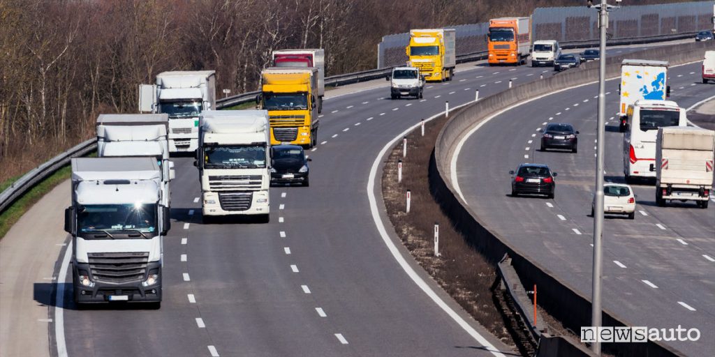 Camionisti a bordo dei loro tir in autostrada