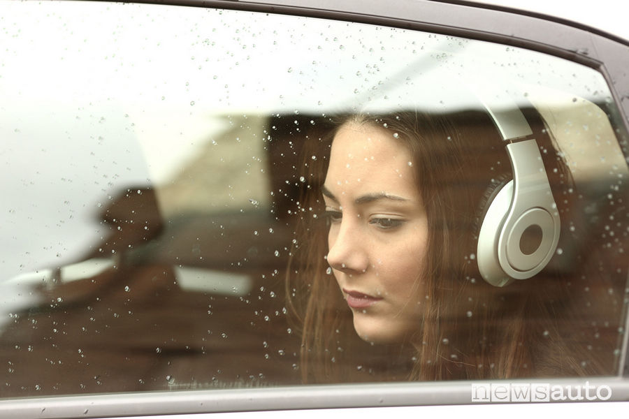 Ascoltare la musica in alcuni casi potrebbe alleviare il mal d’auto