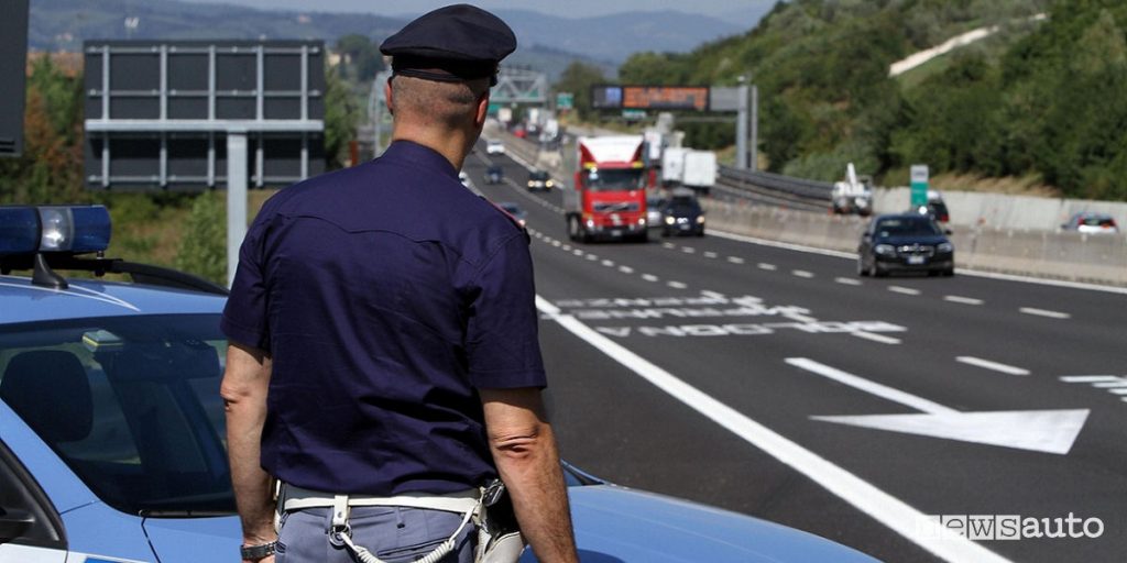 Posto di controllo su strada da parte delle Forze dell'Ordine, Polizia