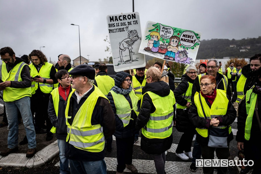Protesta auto caro carburante Francia gilet gialli