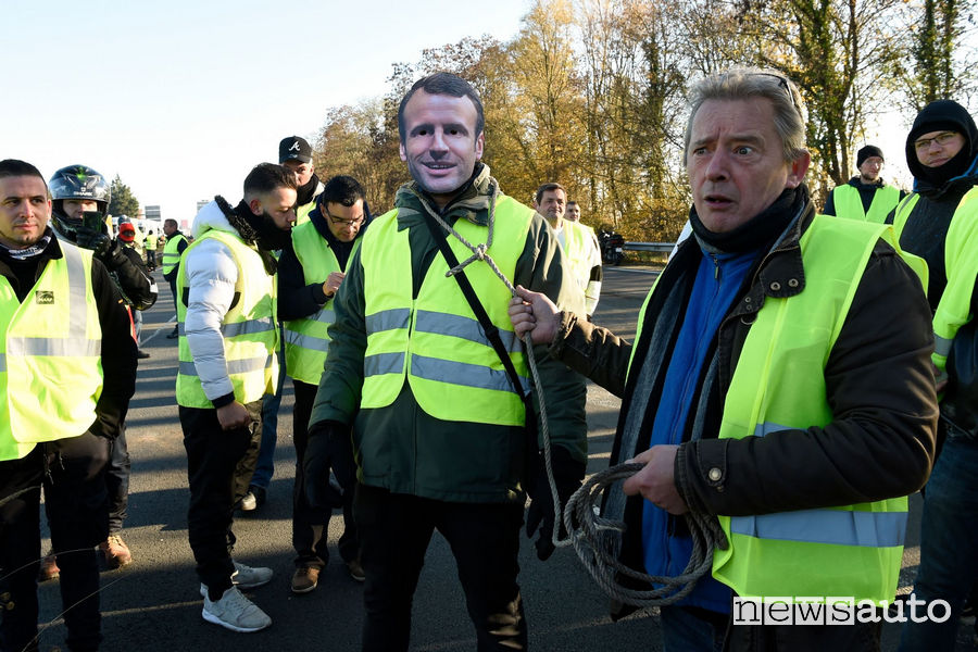 Protesta auto caro carburante Francia gilet gialli