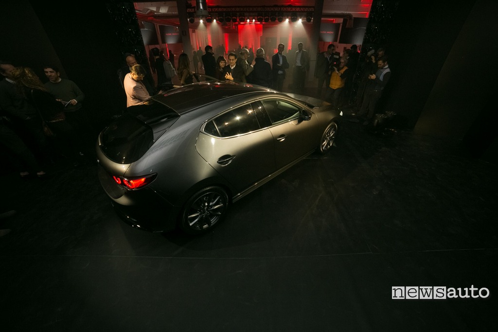 Mazda3 esterni linee Milano presentazione in studio