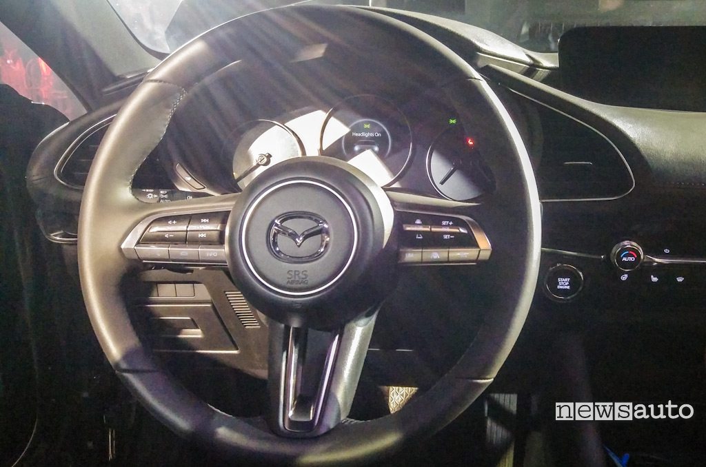 volante e cockpit nuova Mazda3