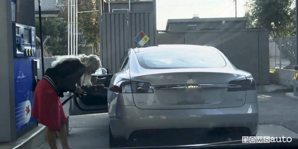 Ricarica Tesla, donna tenta di fare benzina