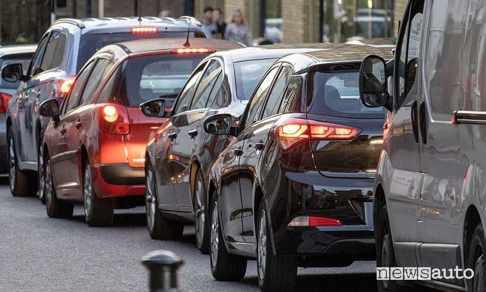 Specchietti retrovisori di auto in colonna