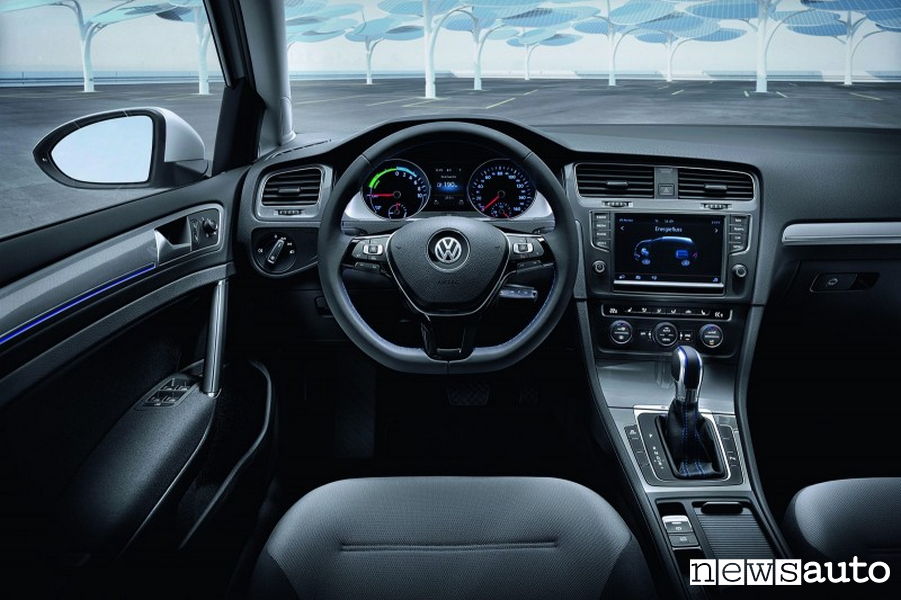 10 auto elettriche più vendute in Italia VW Golf interni