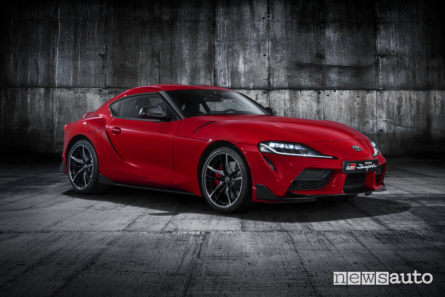 Nuova Toyota Supra rossa 2019, vista di profilo con 340 cavalli