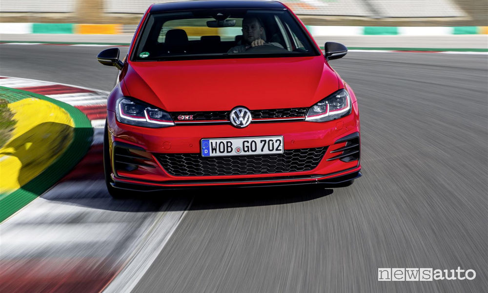 Volkswagen Golf GTI TCR rossa in pista, vista frontale