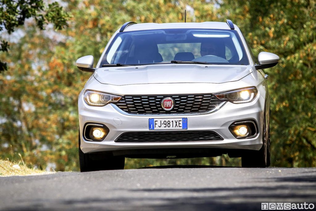 Targa auto italiana anteriore sul paraurti frontale della Fiat Tipo SW 1.6 Multijet
