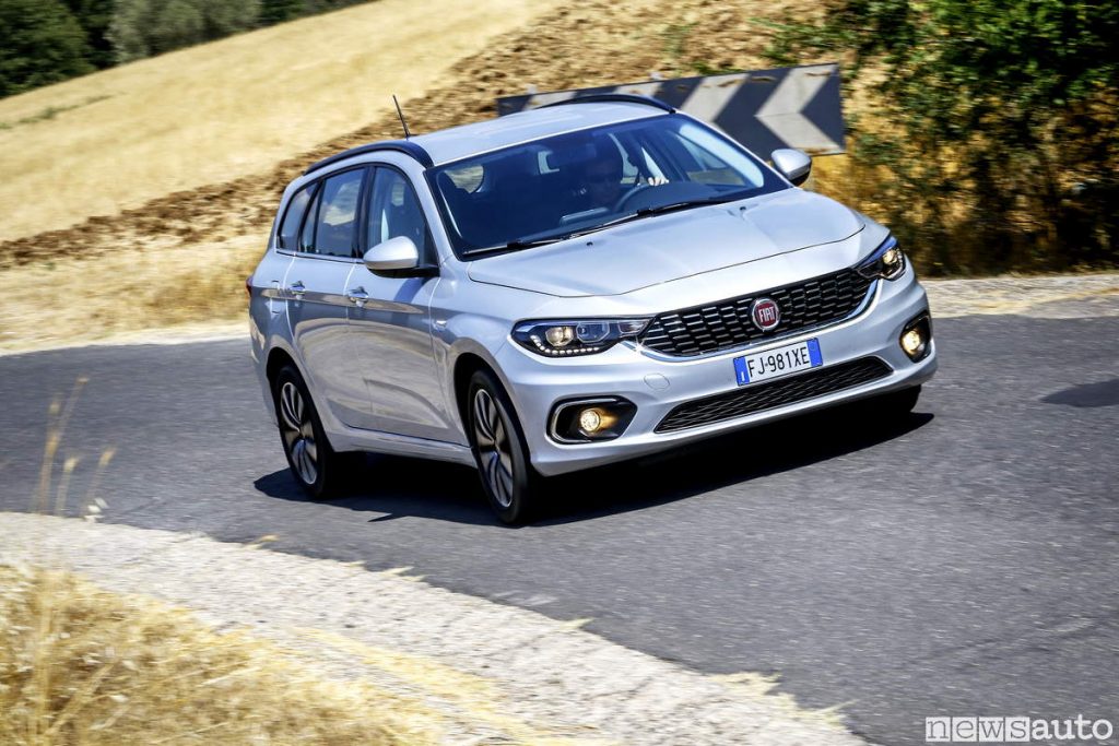 Fiat Tipo station wagon in curva inserimento preciso