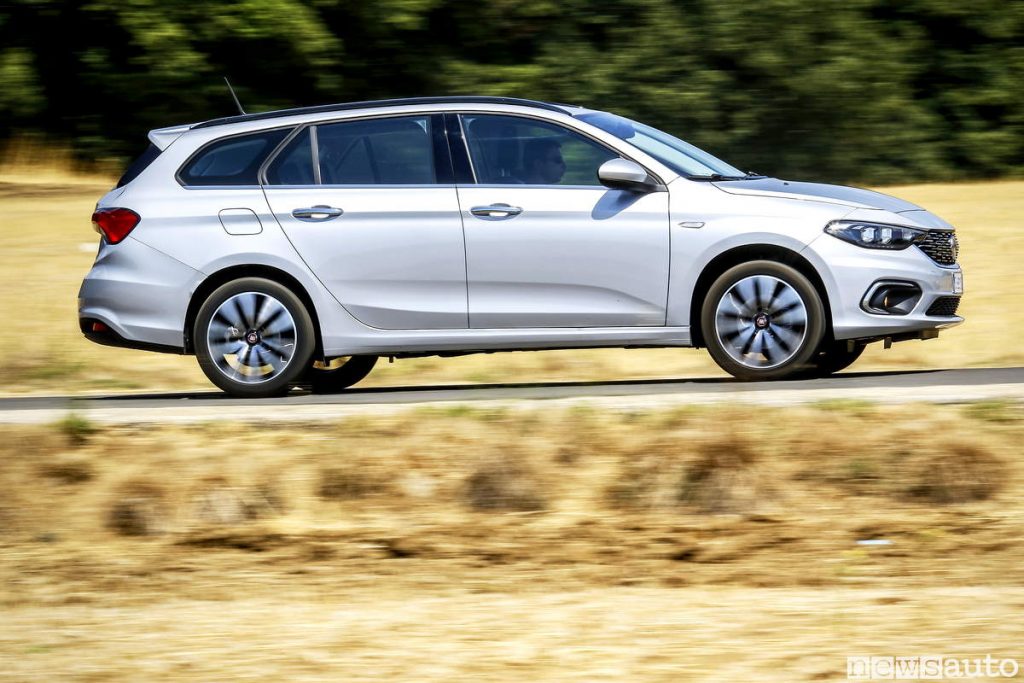 Fiat Tipo station wagon panning laterale 2