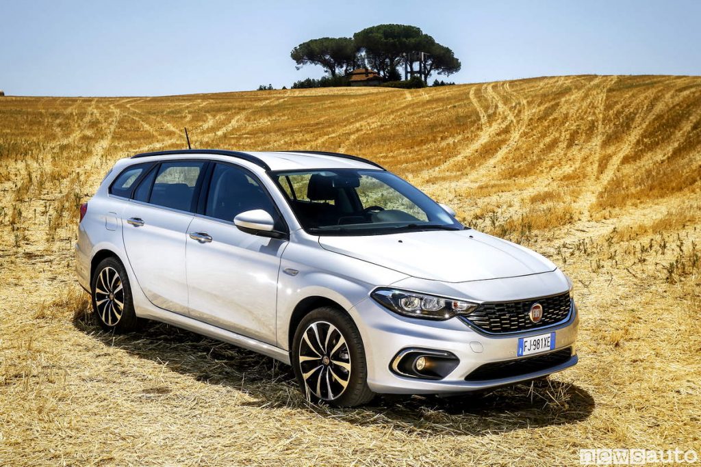 Fiat Tipo station wagon ritratta su un bel paesaggio, campo di grano