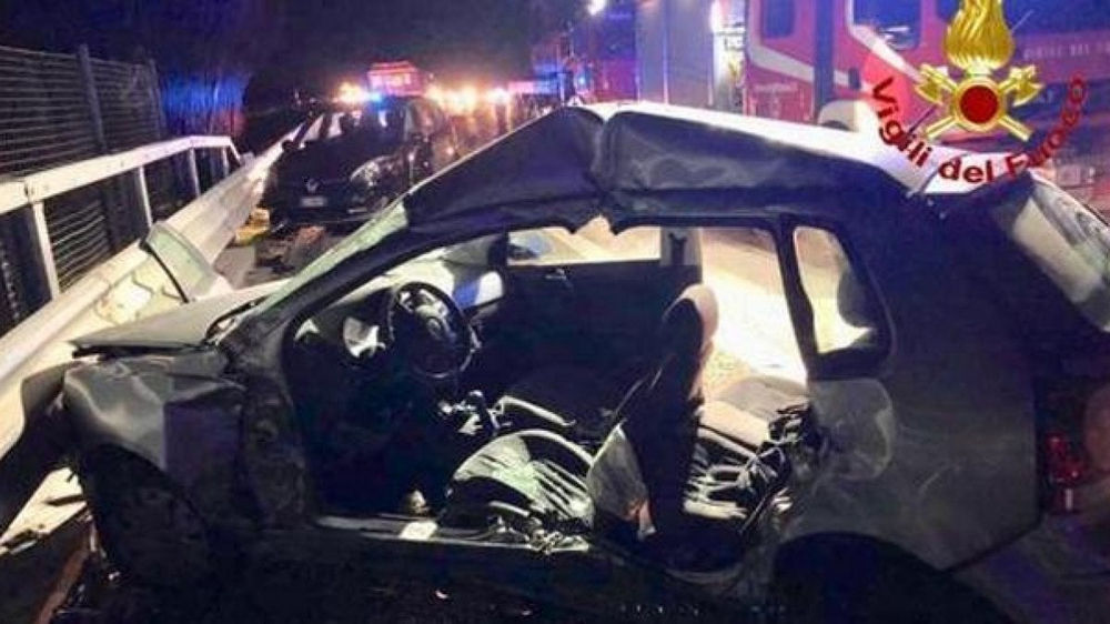 Auto contro cinghiale