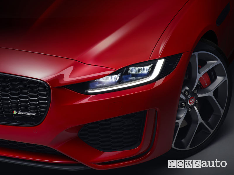 Jaguar XE 2019, luci diurne “J Blade”