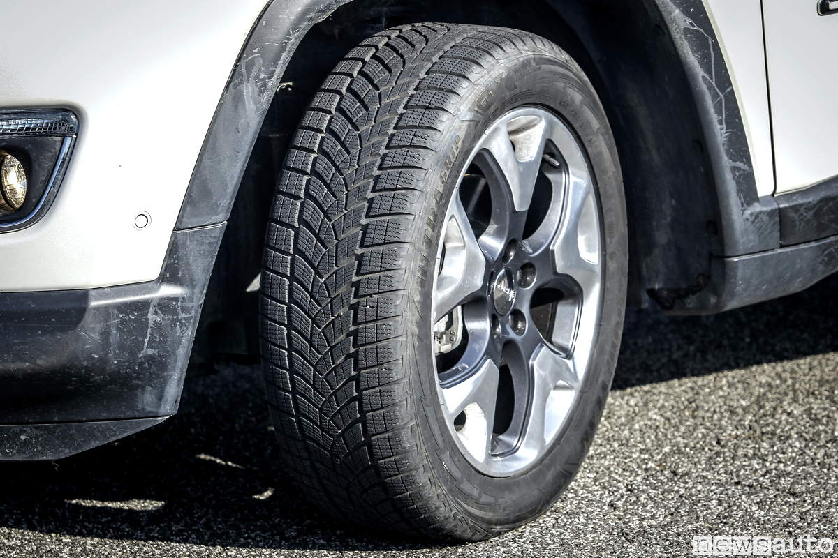 Pneumatici Invernali Goodyear Ultra Grip Performance 225/55 18