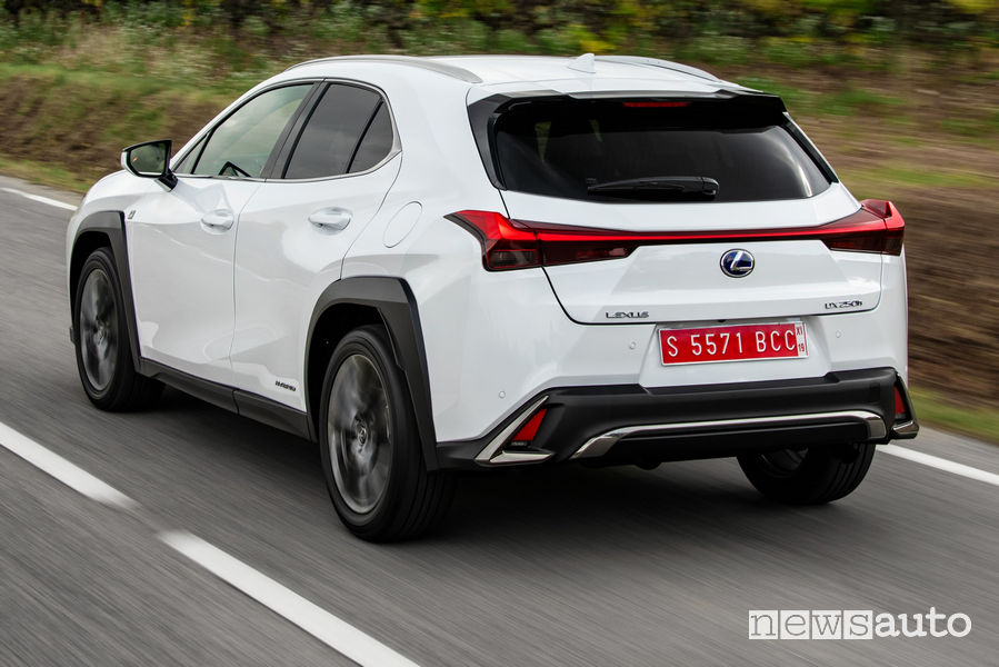 Lexus UX Hybrid bianco, vista posteriore