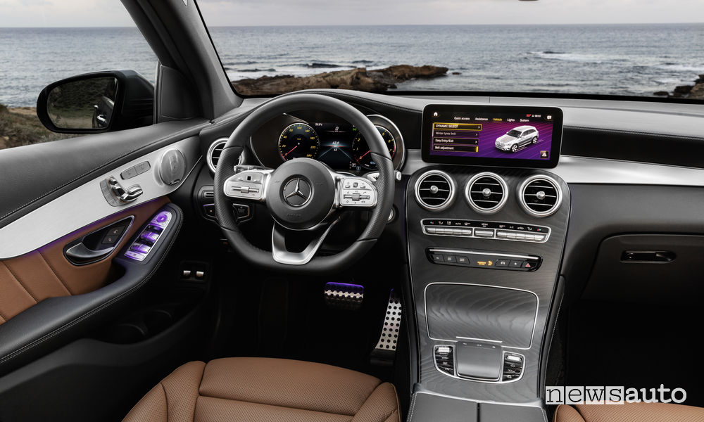 Mercedes-Benz GLC 2019, plancia strumenti