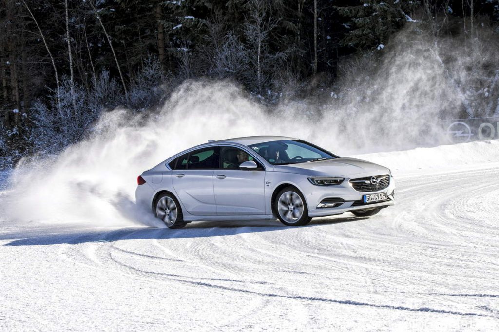 Opel Insignia Grand Sport bianca su neve drifting frontale 4x4 twinster drifting
