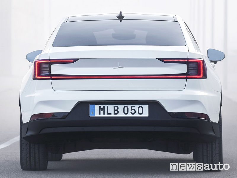 Polestar 2, posteriore , ben visibile il logo a stella