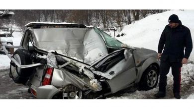 Auto schiacciata Suzuki Jimny dal masso caduto