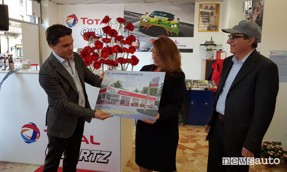 Inaugurazione prima Total Quartz Auto Service_Filippo Redaelli (AD Total Italia) consegna la targa