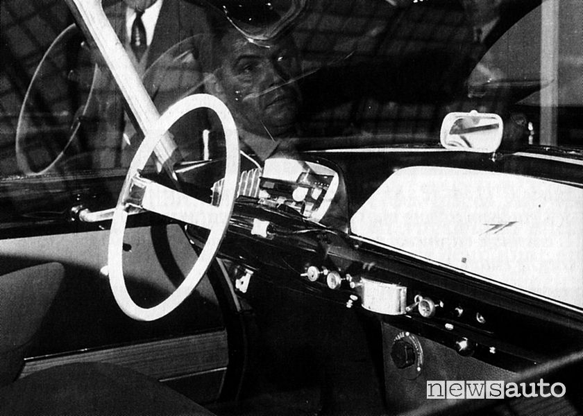 Plancia di bordo di un prototipo DS, si intravede Flaminio Bertoni riflesso sul cristallo