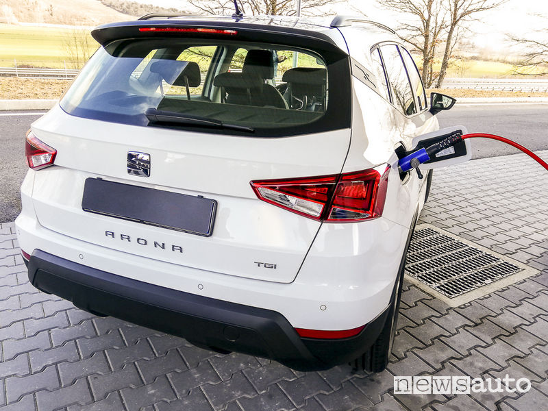 Seat Arona TGI rifornimento metano self service