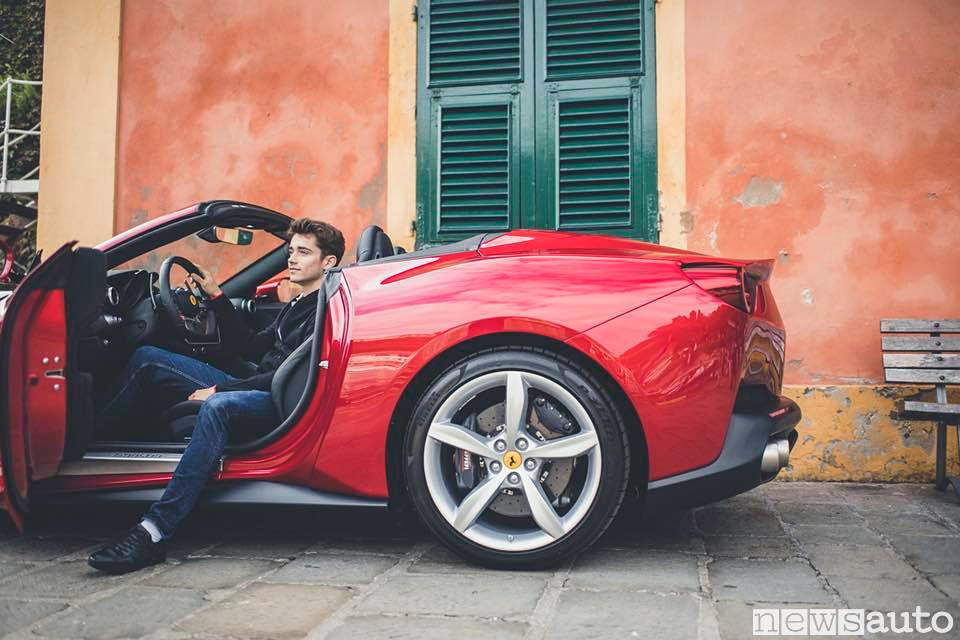 Leclerc sulla Ferrari stradale