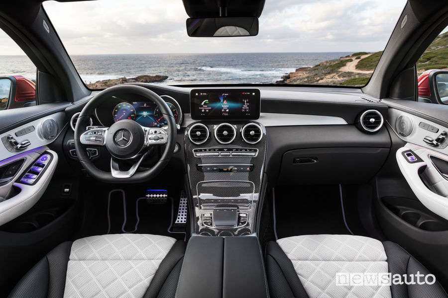 Mercedes-Benz GLC Coupé AMG Line 2019, plancia strumenti