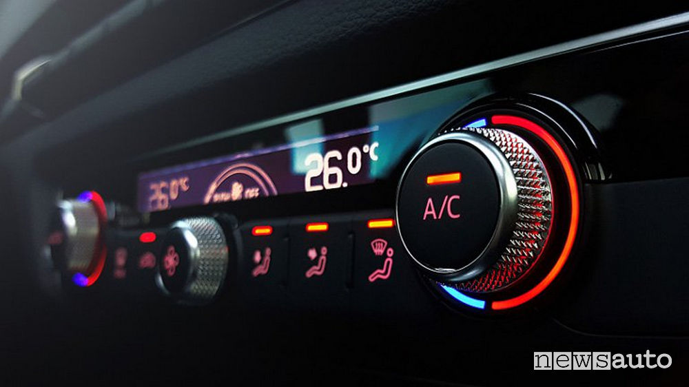 Appannamento vetri auto aria condizionata: comandi aria condizionata utile per snannare il parabrezza