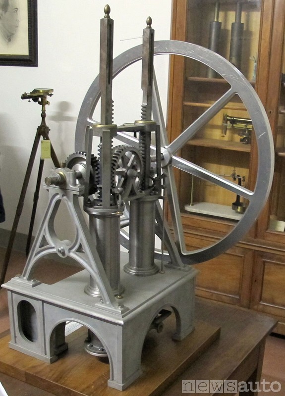 Il primo motore a scoppio fu inventato a Firenze nel 1853 dagli italiani Eugenio Barsanti e Felice Matteucci