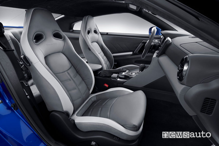 Sedili sportivi nell'abitacolo della nuova Nissan GT-R 50th Anniversary Edition 2020  